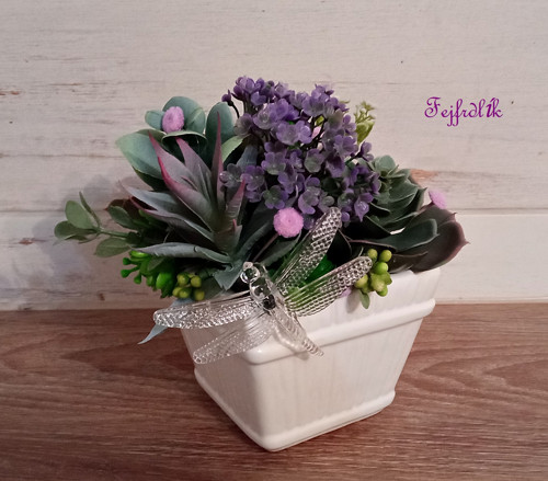 Sukulenty a mini hortensie v soudku..
