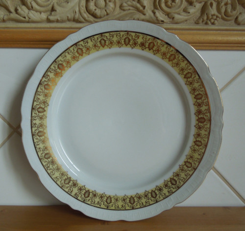 Porcelánový značený talíř se zlatým dekorem