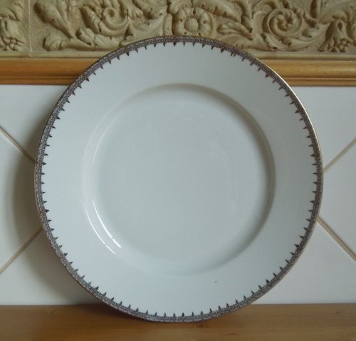 Značený porcelánový talíř se zlatým dekorem