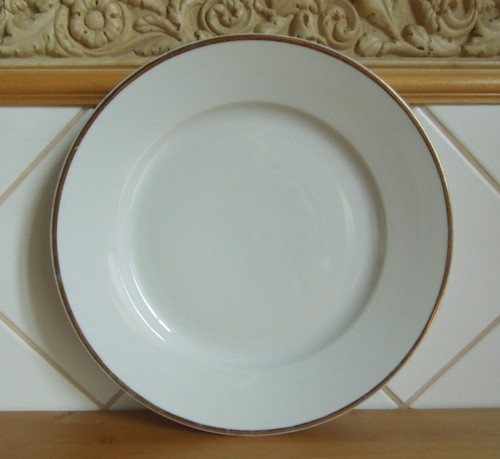 Porcelánový značený mělký talíř se zlatou linkou