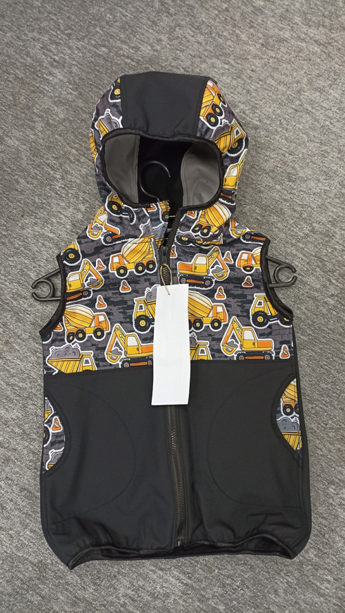 Softshellová vesta vel.116/122 + kapuca 50zip