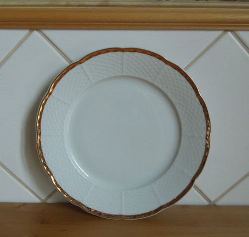 Porcelánový dezertní talíř se zlatou linkou