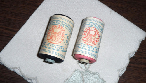 2x špulka, bavlněné ŠICÍ NITĚ • Oederan, DDR