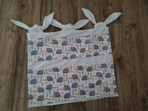 Široký kapsář na postýlku