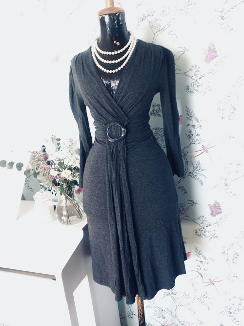 Šaty šedá elegance — foto 1