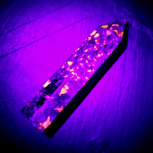 Obelisk z yooperlitu - svítí pod UV