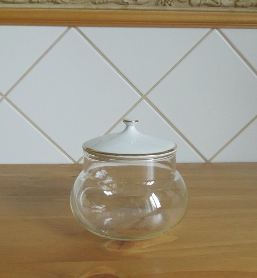 Retro skleněná cukřenka s porcelánovým víčkem