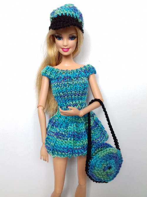 Pletené šatičky pro Barbie s taškou a kšiltovkou