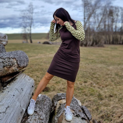 Hnědé šaty s barevnými rukávy...XL — foto 1