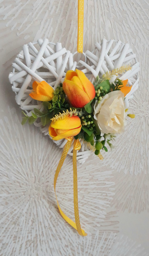 Ratanové srdíčko s tulipány — foto 1