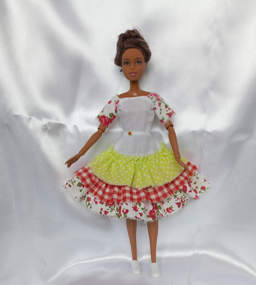 Barevné šatičky pro Barbie v různých kombinacích