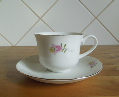 Porcelánový hrneček s podšálkem