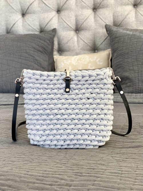 Šedá háčkovaná kabelka “Jumbo Elegance”