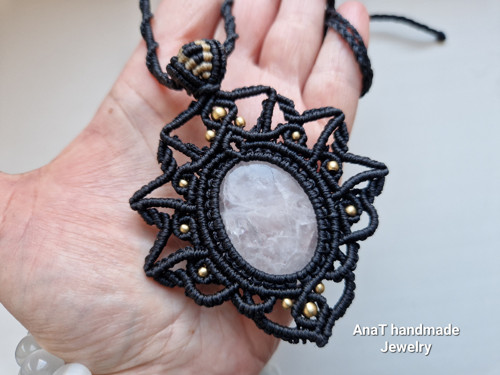 Macrame náhrdelník s růženínem