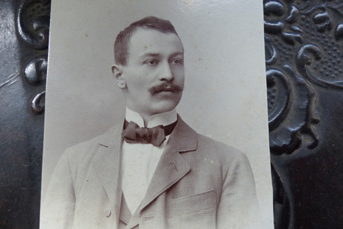 S motýlkem...stará kabinetní fotografie