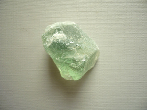 Surový kámen - fluorit 27 mm, č.64f