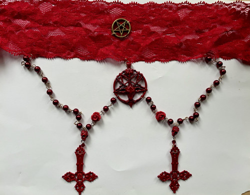 Červený choker s obrácenými kříži
