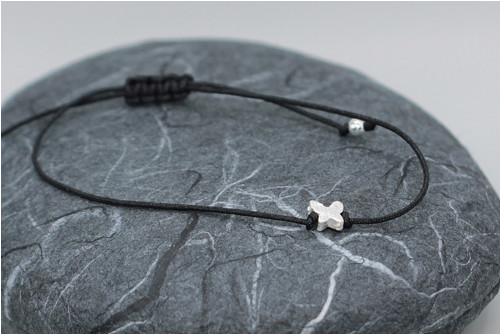 Minimalistický náramek - Tiny Butterfly (černá) — foto 1