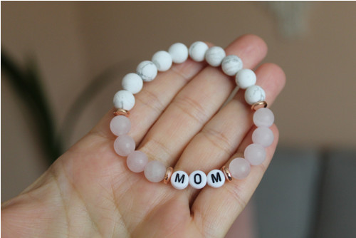 Minerální náramek Mom (růženín + howlit)