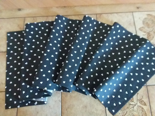 Ubrus bílá srdíčka na černém