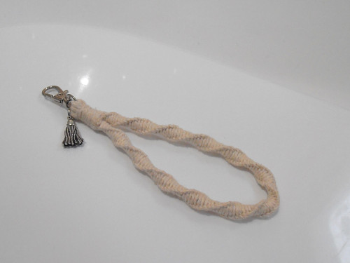 *Klíčenka/Přívěsek na klíče - macramé*