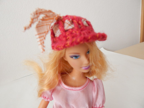 Barbie - čepice s kšiltem - sojčí pírko