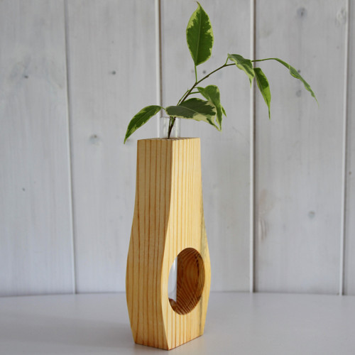 Minimalistická dřevěná váza ze smrku se zkumavkou