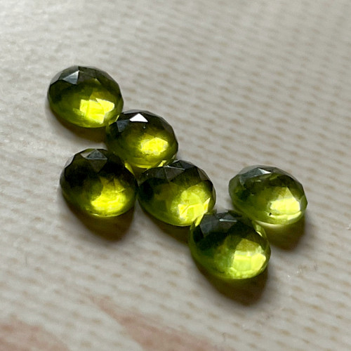 Olivín kabošon broušený kruh / 6 mm