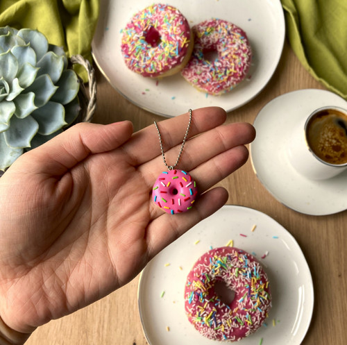 Malinový donut s barevnou posypkou na krk