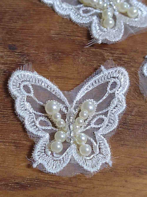 Motýl s perlami 38x43 mm krémový