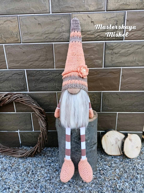 Skandinávsky gnome v oranžové barva.