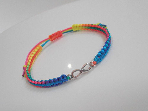 *Duhový Infinity náramek - macramé* — foto 1