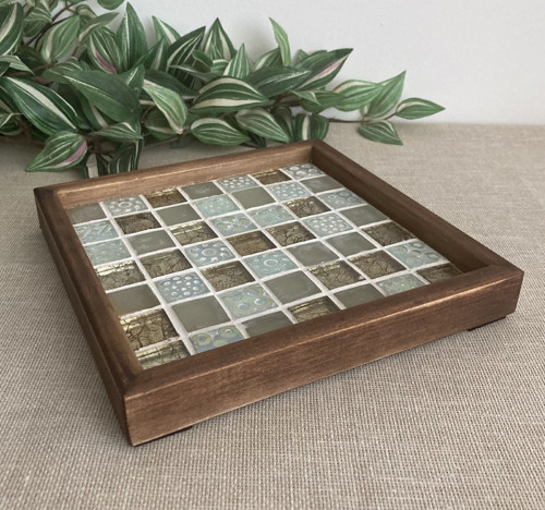 Podnos 20 x 20 x 2,5 cm.