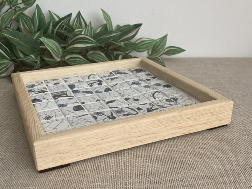 Podnos 20 x 20 x 2,5 cm.