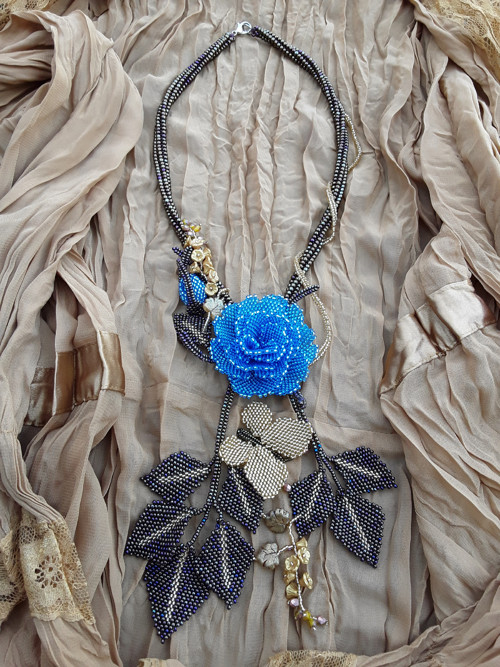 Akvamarínová, její poupě a zlatý motýl