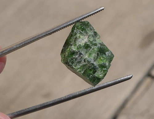 Surový chromdiopsid V16