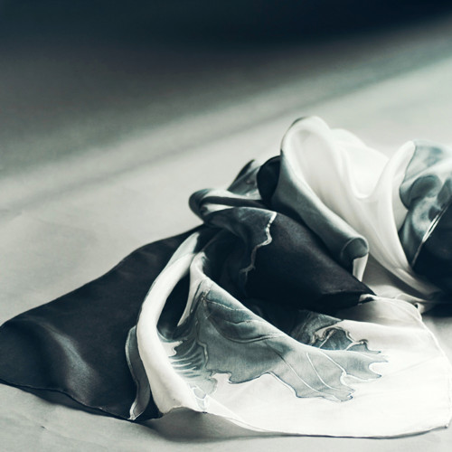 Hedvábný šál - Black and white iris