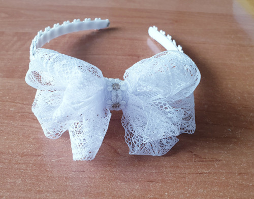 Čelenka v bílém