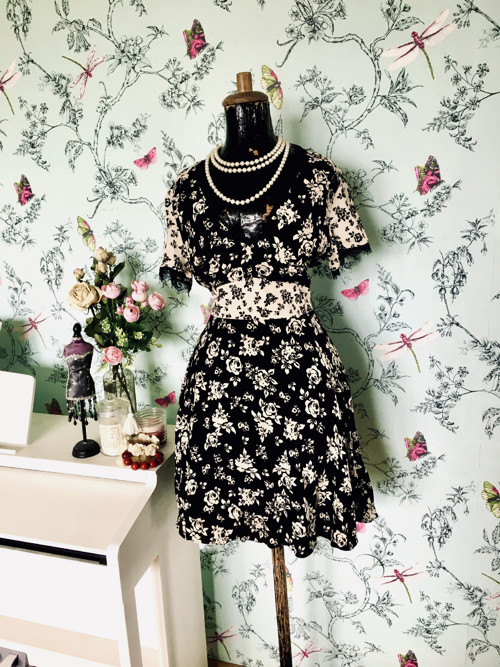 Šaty vintage elegance v černobílé — foto 1