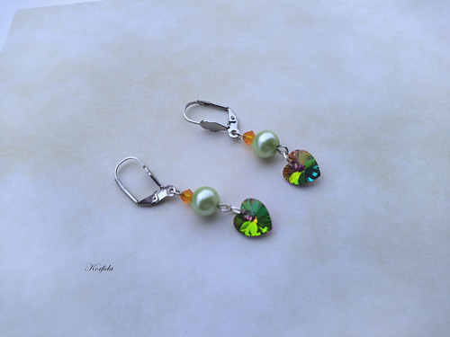 Náušnice - Swarovski srdíčka se zeleným korálkem