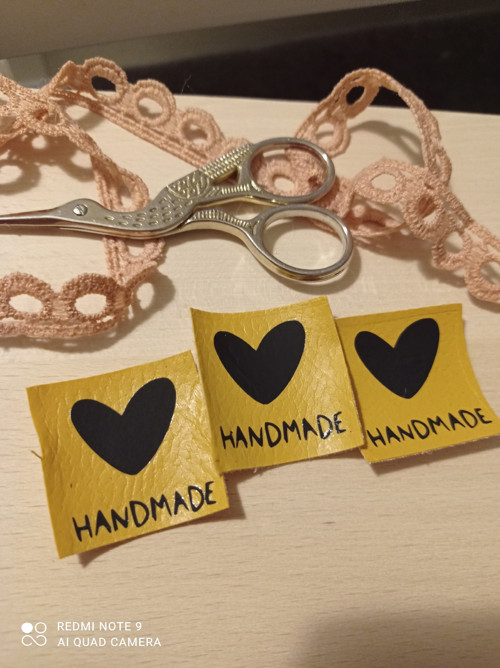 Koženkový štítek Handmade