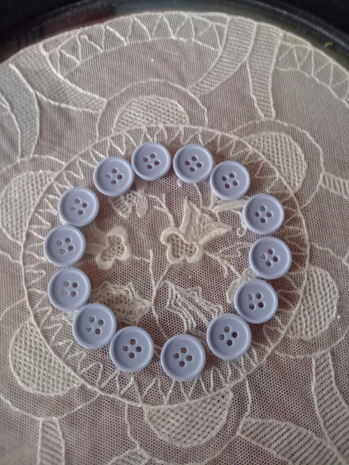Knoflík světlešedý , sada po 15 ks.