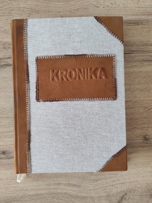 Kronika polokožená,A4