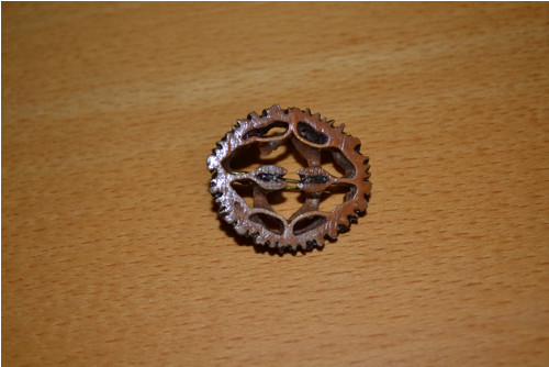 Dřevěná vyřezávaná brož - 3 x 2,5cm