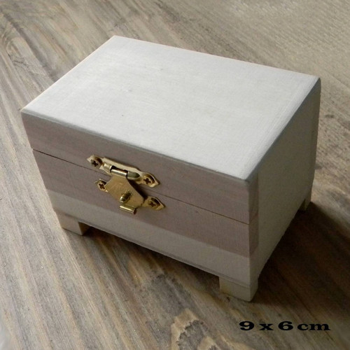 Dřevěná truhlička s nožičkami /9x6cm/