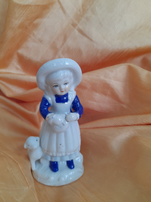 Porcelánová figurka holčička s ovečkou