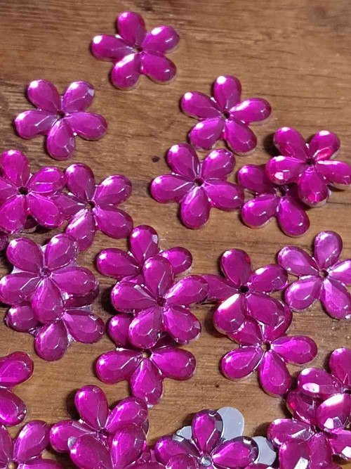 Plastová květina našívací Ø11 mm 10 ks fuchsiová