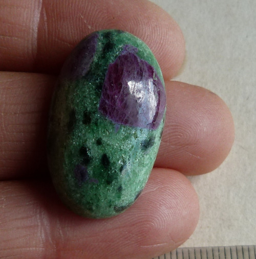 Rubín v zoisitu - kabašon - 2,8 cm