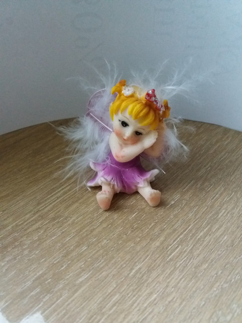Figurka "Elf-holka, která si upravuje vlasy"