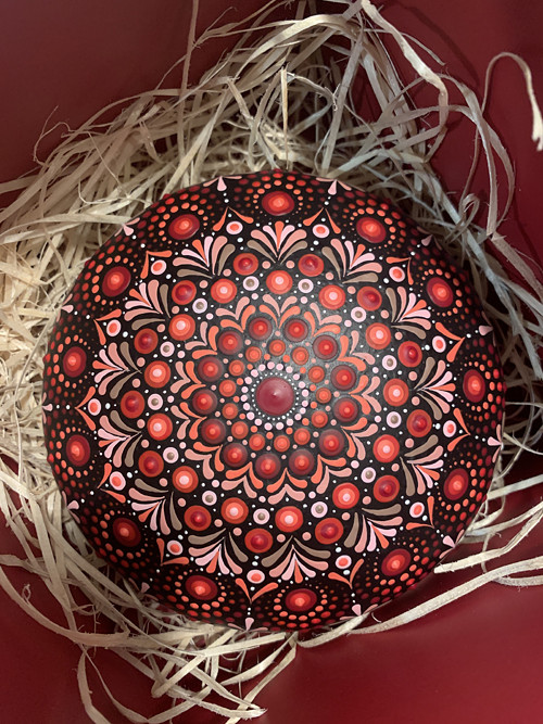 Červená mandala na kameni 12 cm